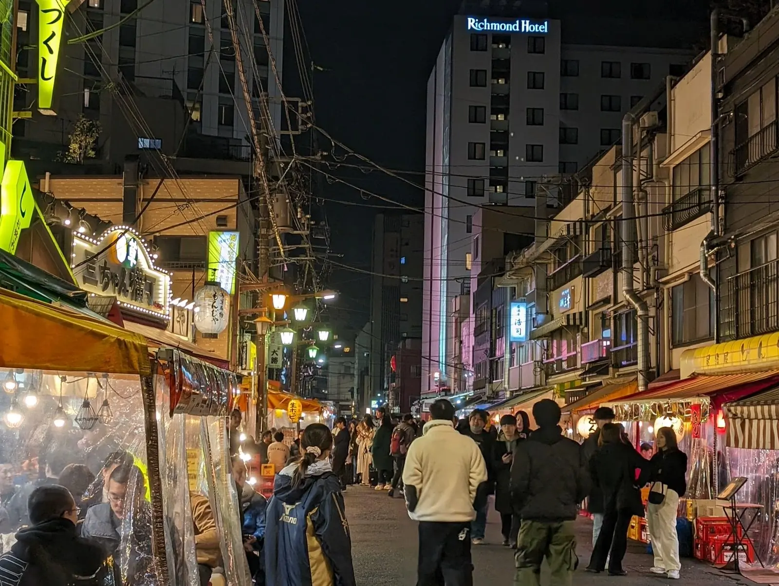 Calle Hoppy en Asakusa con faroles e izakayas locales