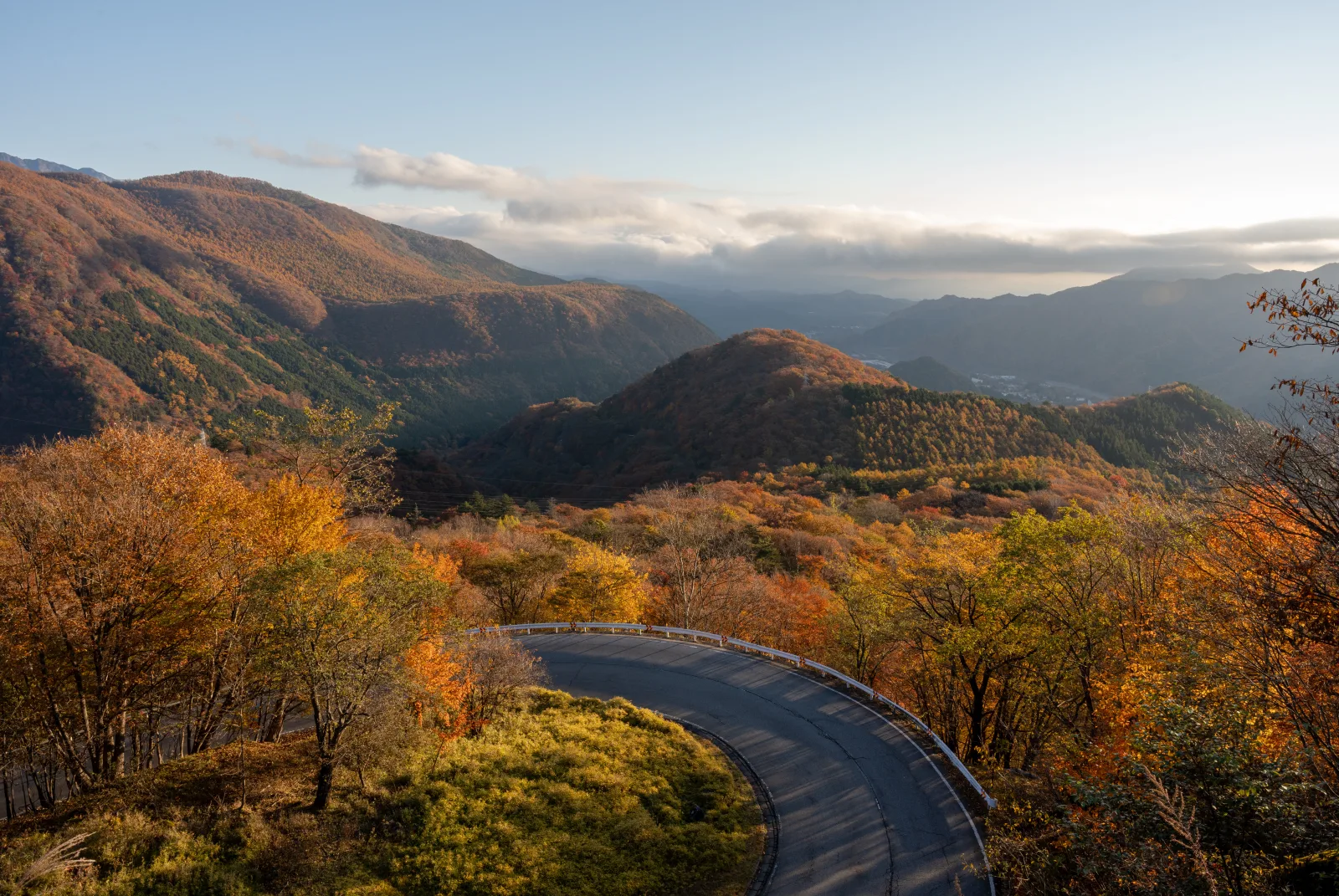 Colores de otoño en la sinuosa carretera de Irohazaka en Nikko