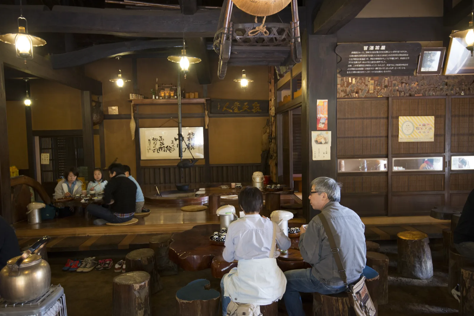 Interior del Amazake-chaya, una casa de té con techo de paja de 400 años en el antiguo Tōkaidō