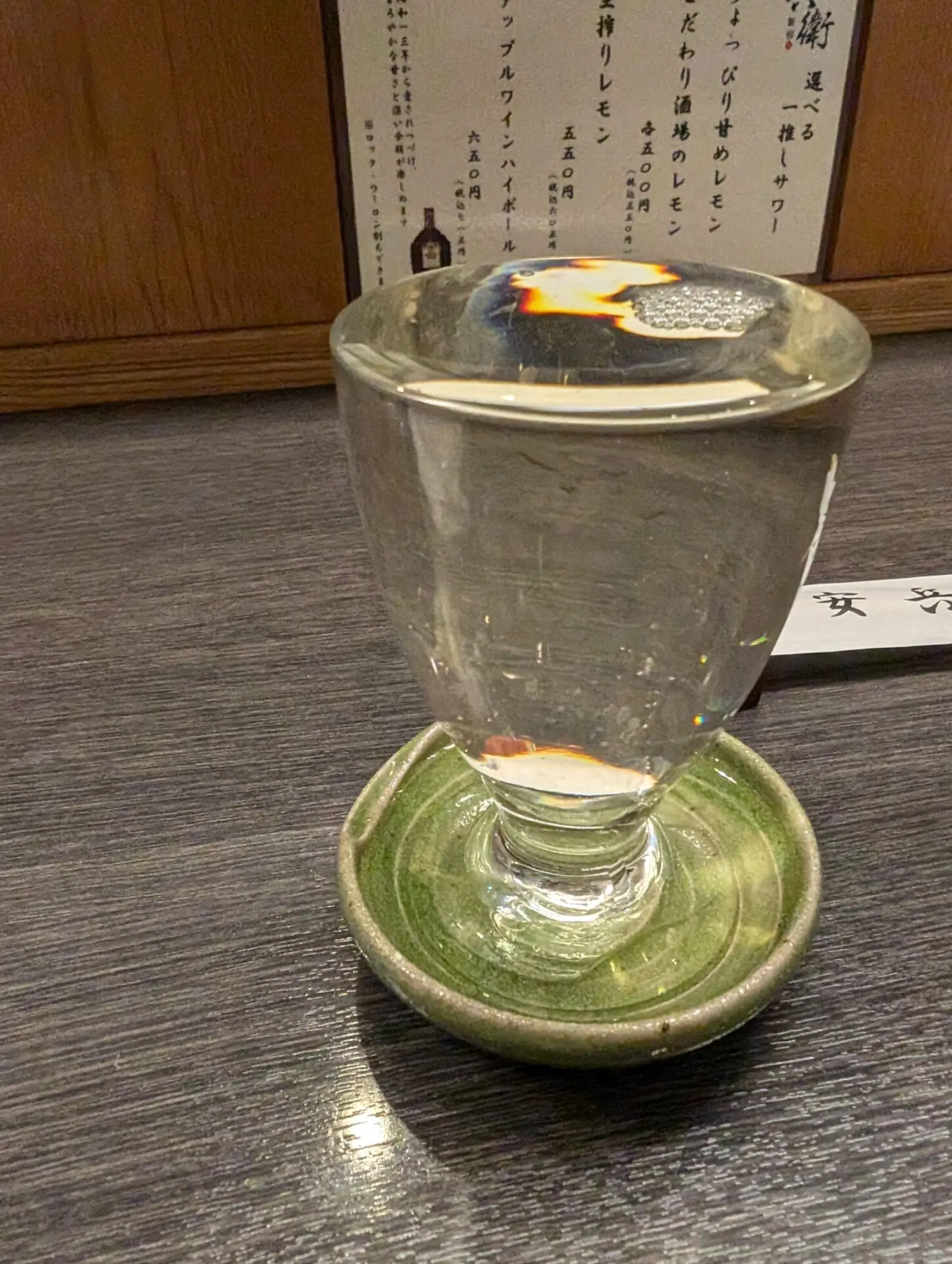 Ambiente íntimo de una izakaya en Tokio, donde los tours gastronómicos privados incluyen servicio personalizado