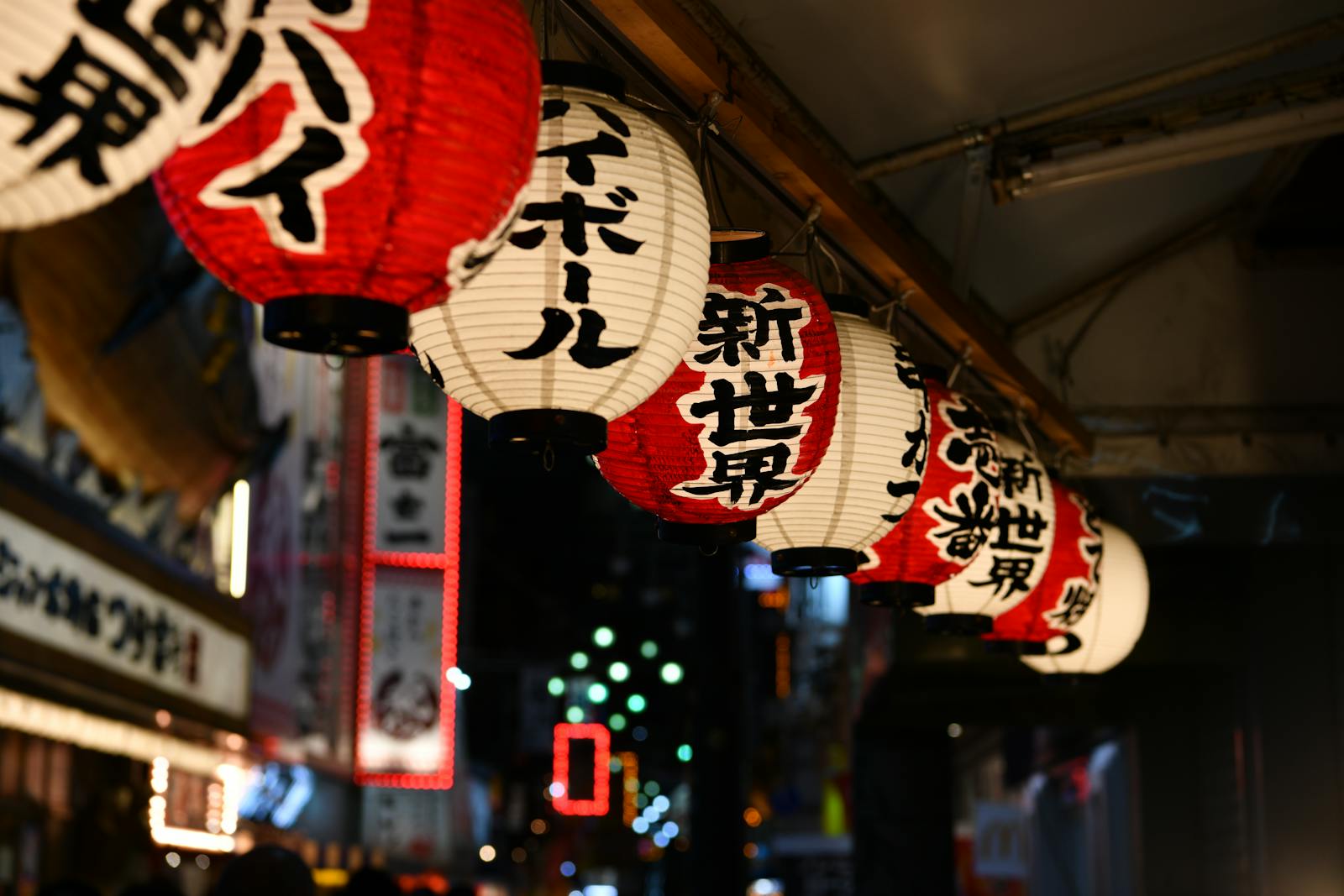 Linternas de papel tradicionales iluminando una calle de Tokio por la noche — el ambiente del viejo Tokio de la Ruta C