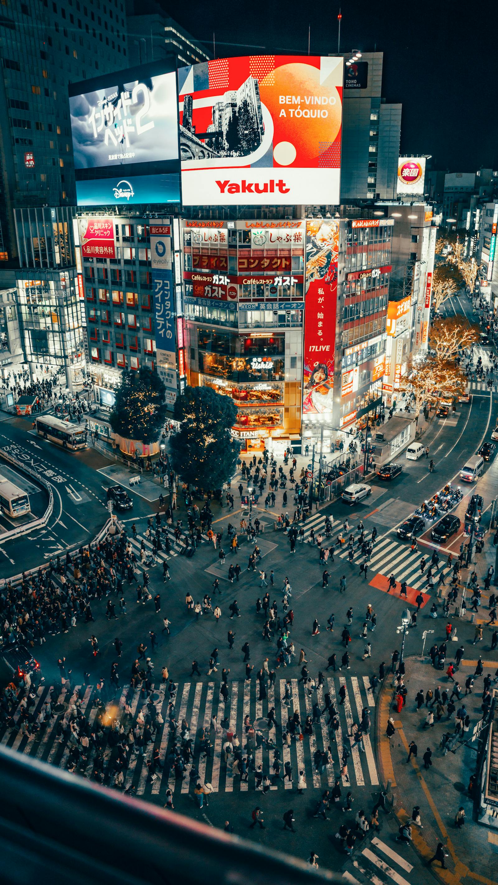 El cruce de Shibuya Scramble de noche con carteles de neón — el Tokio moderno de la Ruta B