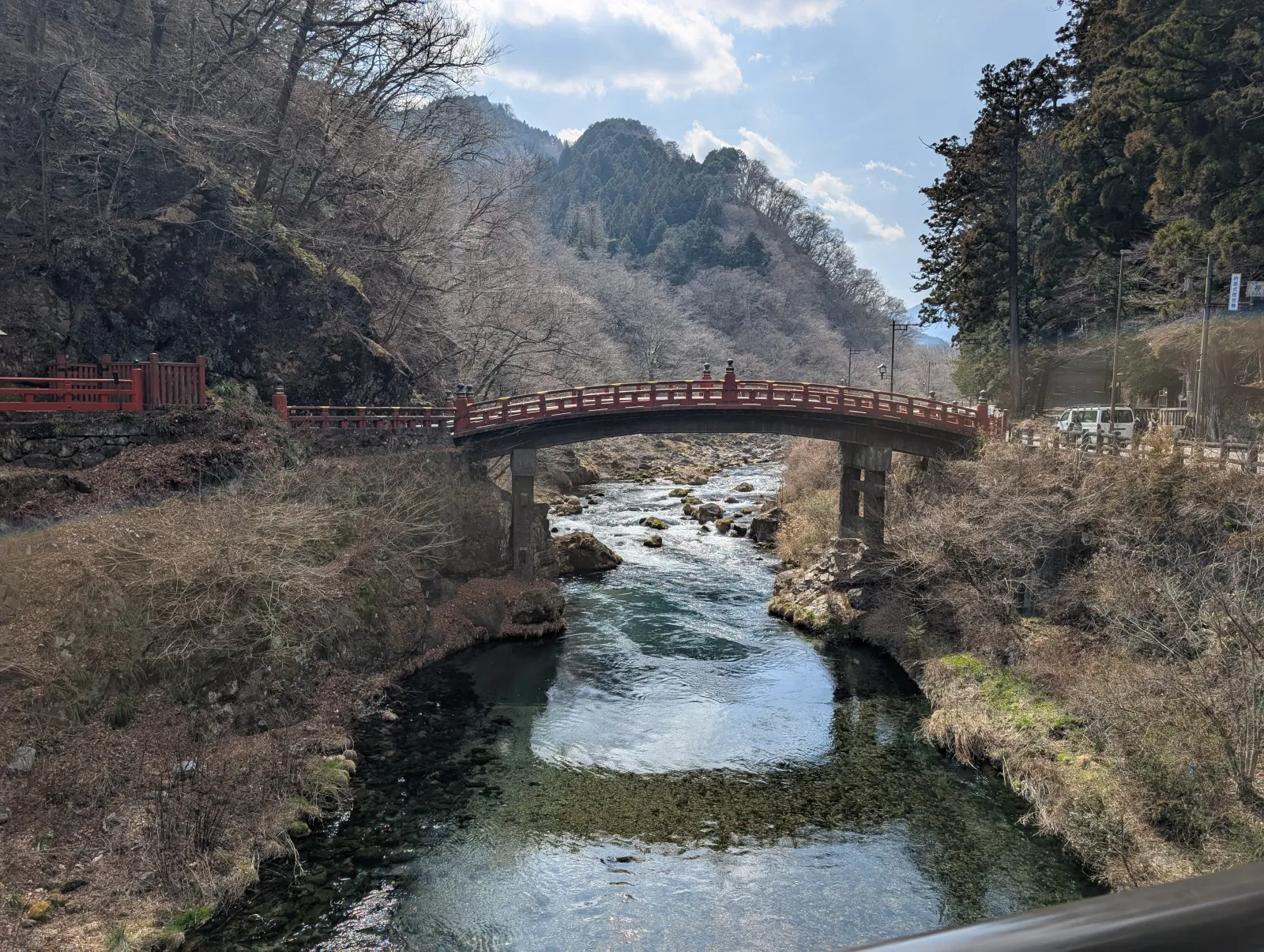 El puente bermellón Shinkyo sobre el río Daiya a principios de primavera