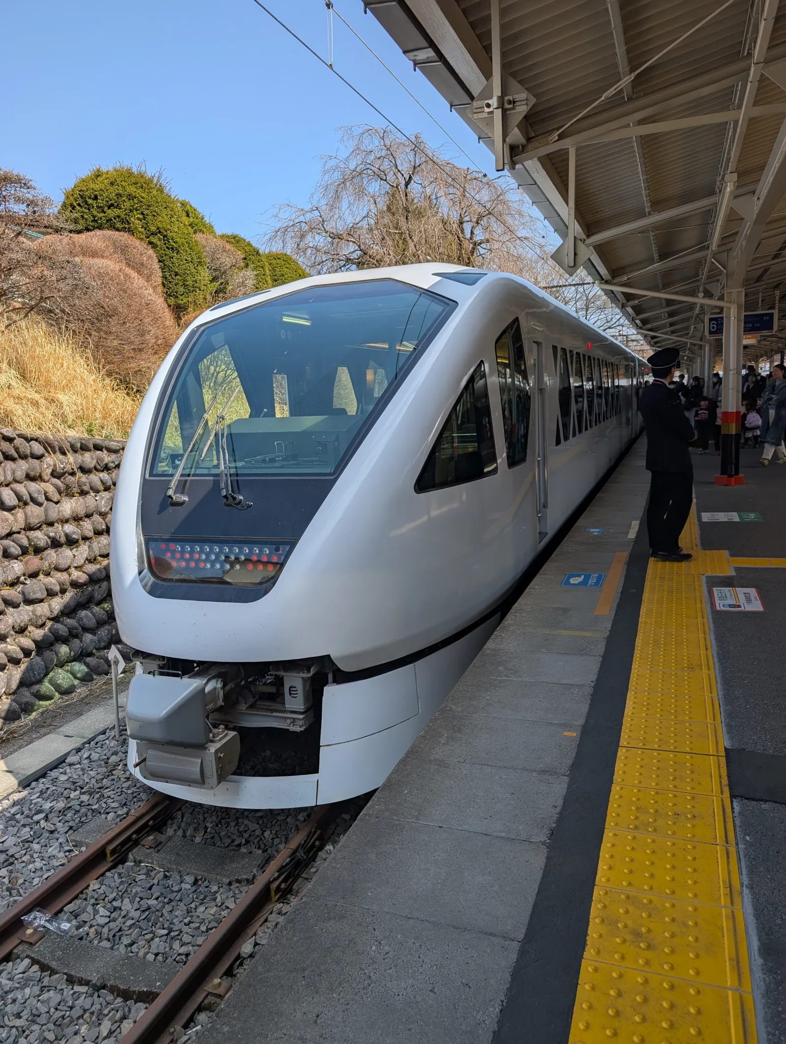 Tren Tobu Spacia X en la estación de Tobu-Nikko