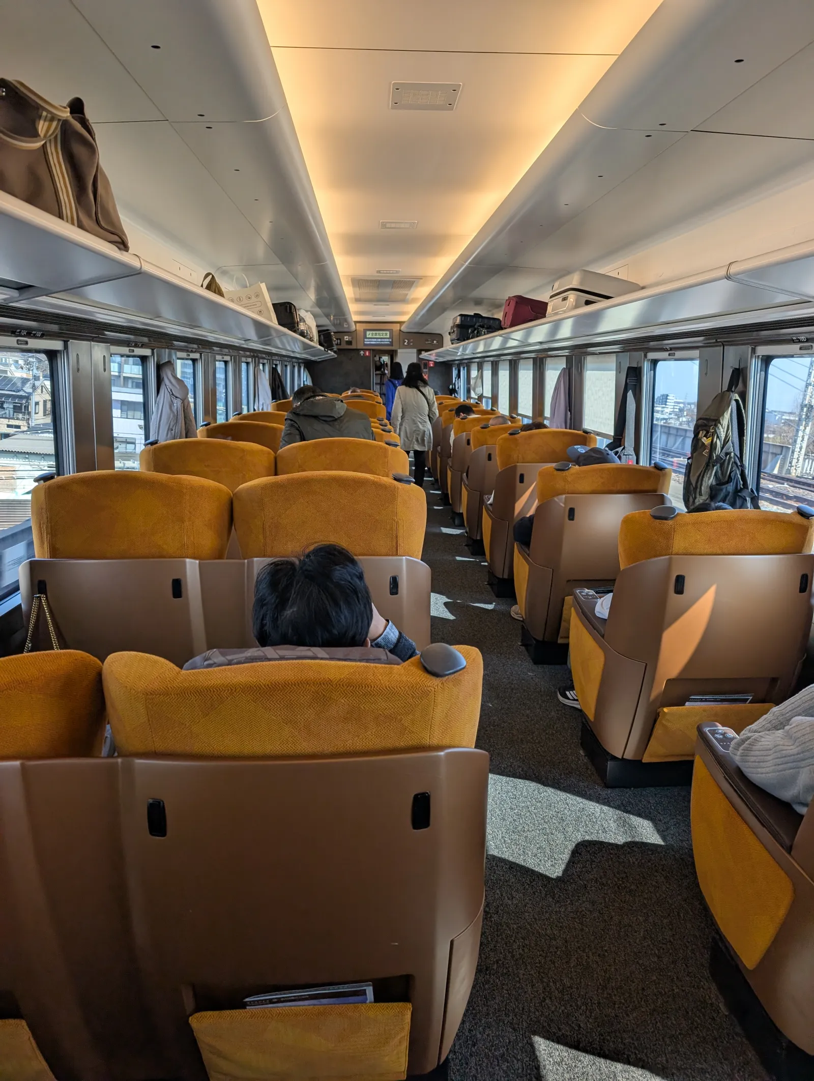 Asientos premium del Spacia X con amplios sillones reclinables dorados