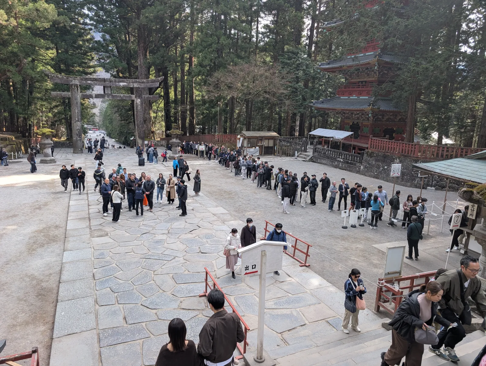 Larga cola de visitantes esperando para comprar entradas en Toshogu una mañana de primavera