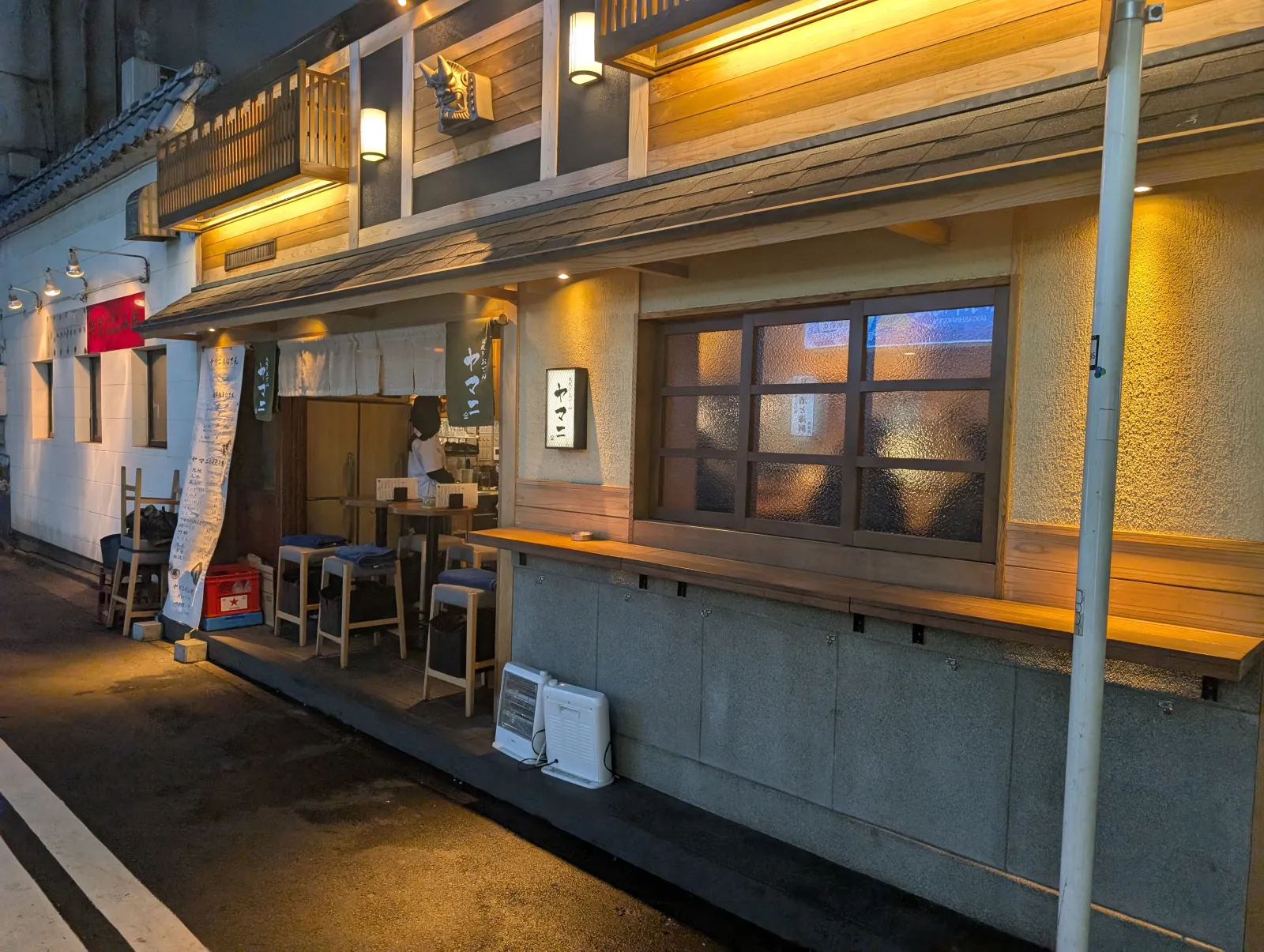 Callejón estrecho de izakayas en Shinbashi con faroles rojos y oficinistas