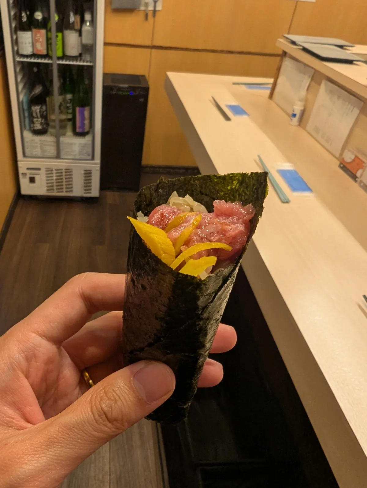 Temaki de atún fresco en un bar de sushi de pie en Shinbashi