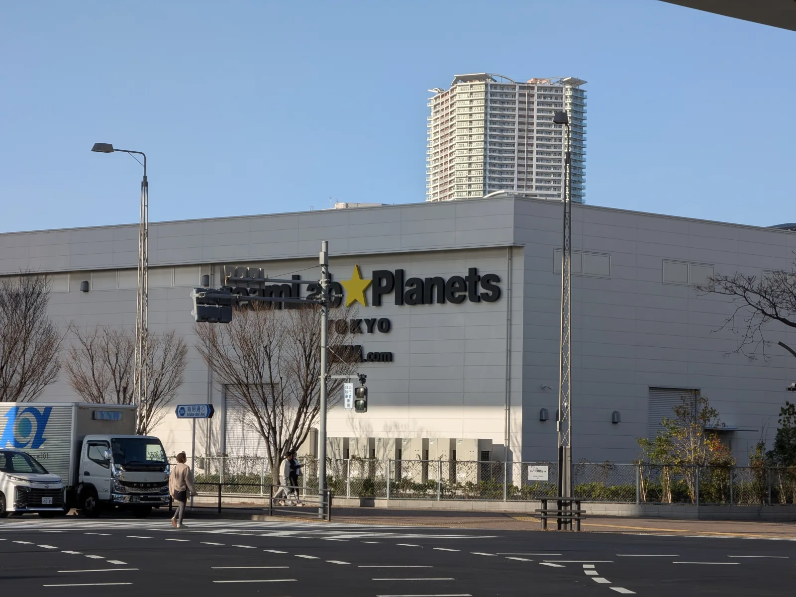 El exterior del edificio de teamLab Planets en Toyosu, Tokio