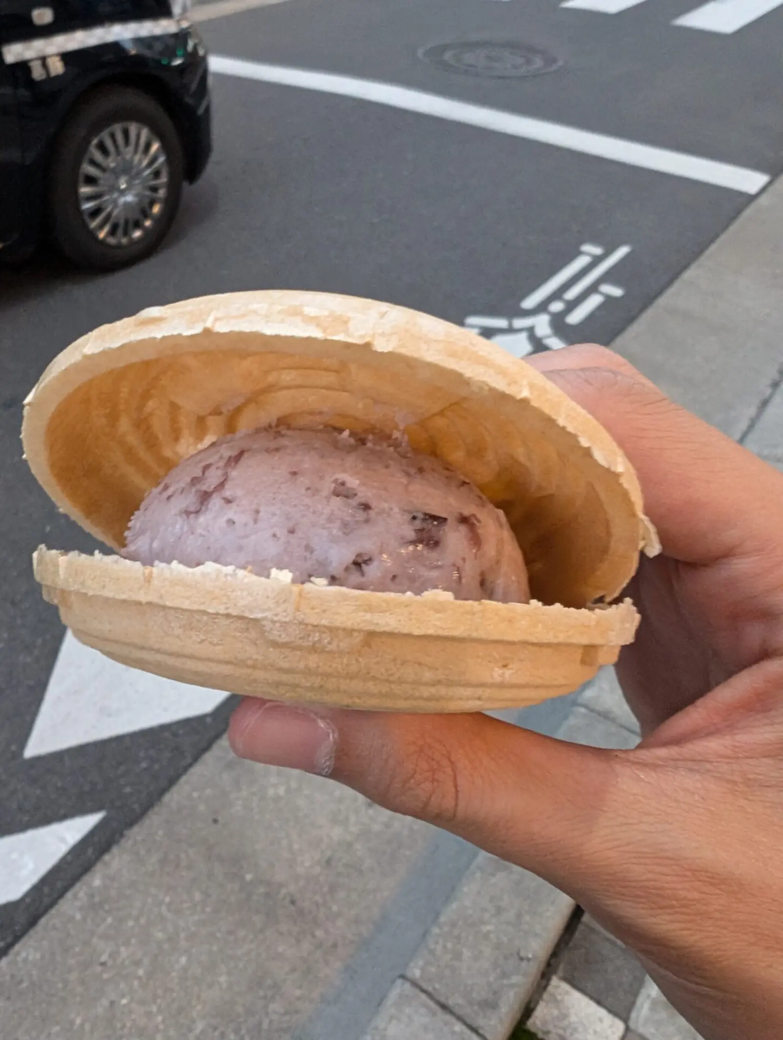 Monaka de helado tradicional japonés, un snack callejero vegano popular en Tokio