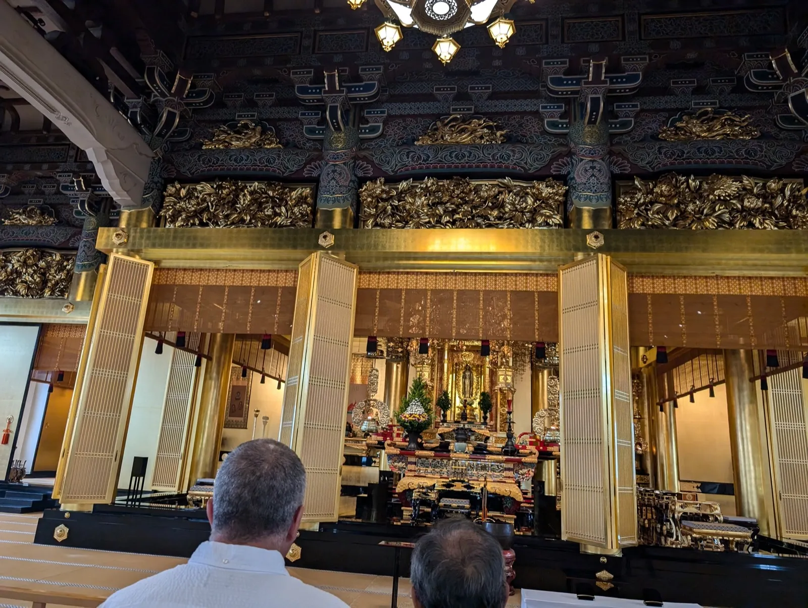 Interior dorado ornamentado del templo Tsukiji Honganji con elaboradas decoraciones budistas